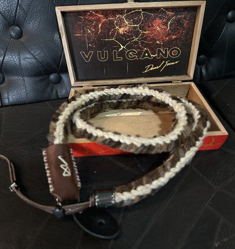Correia Custom Shop CBG ou Violão VULCANO  - ( Feito com arreio de cavalo em lã de carneiro ) + ferragens em Cosmo Black