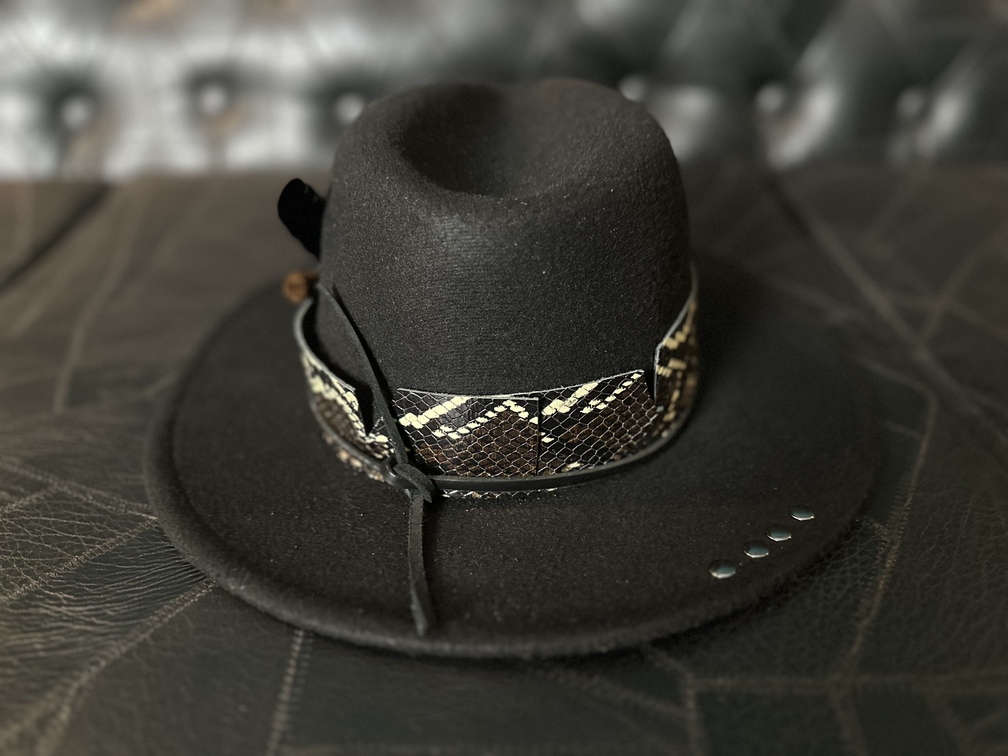 Chapéu estilo western unisex em feltro customizado BLACK CHICAGO tamanho 56 - Imagem 4
